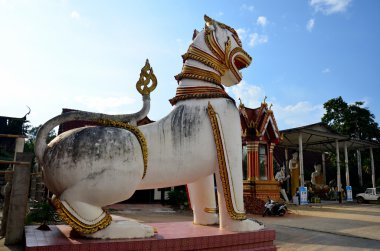 Singha Chedi Buddhakhaya yerde çevre Wat Wang Wiwekaram
