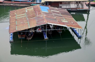 Uzun kuyruk tekne Samprasob nehirde tutmak tekne evi