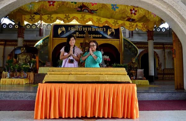 Thai people praying buddha statue at Chedi Buddhakhaya — Stock Photo, Image