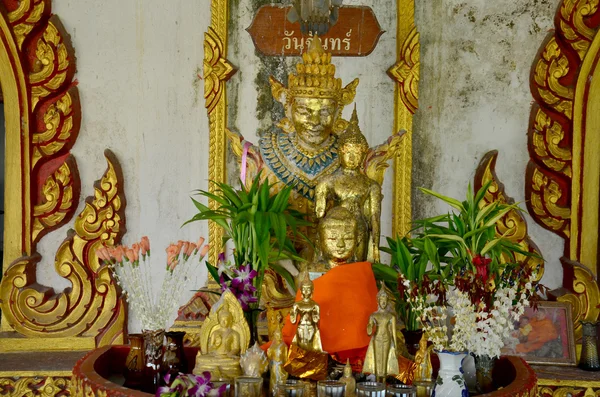 Buddha-Statue im thailändischen Stil und Engel-Statue im Burma-Stil für Menschen — Stockfoto