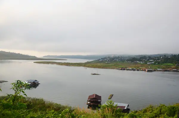 Vista del río Samprasob y la casa de balsa —  Fotos de Stock