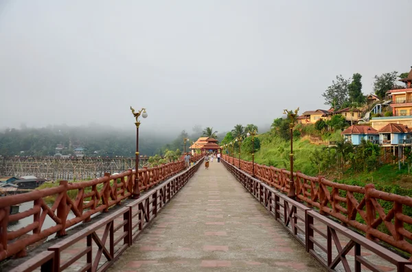 Mensen reizen en waiking op de houten brug Saphan Mon in ochtend — Stockfoto