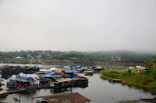 Raft Maison à louer pour les personnes Voyage Saphan Mon pont en bois — Photo