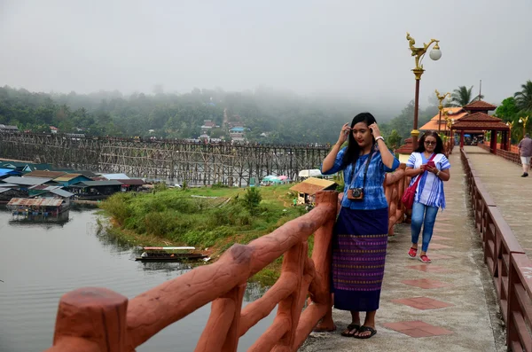 La gente viaja y retrata en el puente de madera Saphan Mon en la mañana — Foto de Stock