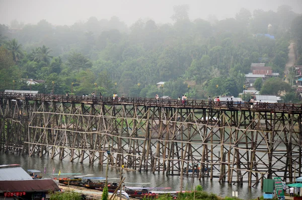 People travel and waiking on Saphan Mon wooden bridge in morning — Stock Photo, Image