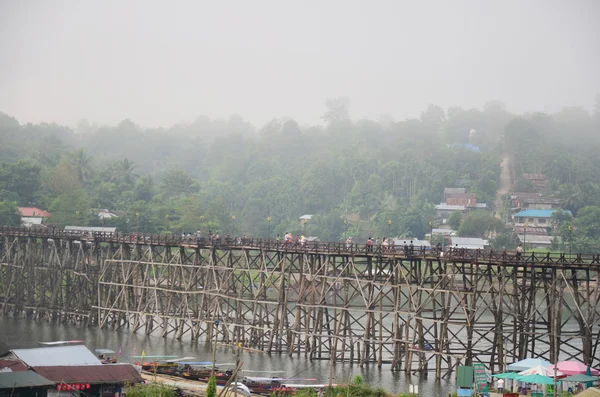 La gente viaja y espera en el puente de madera Saphan Mon por la mañana —  Fotos de Stock