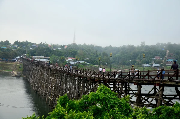 Mensen reizen en lopen op de houten brug Saphan Mon in ochtend ti — Stockfoto