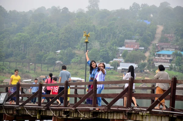 Mensen reizen en portret op de houten brug Saphan Mon in mornin — Stockfoto