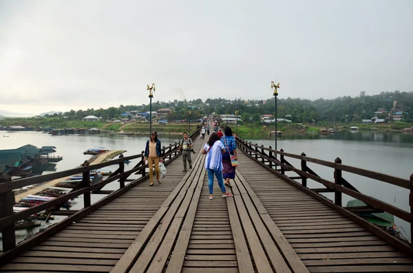 La gente viaja y espera en el puente de madera Saphan Mon por la mañana —  Fotos de Stock