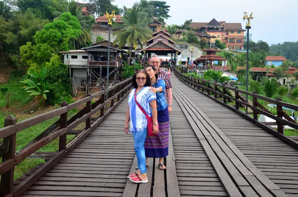 Mensen reizen en portret op de houten brug Saphan Mon in mornin — Stockfoto