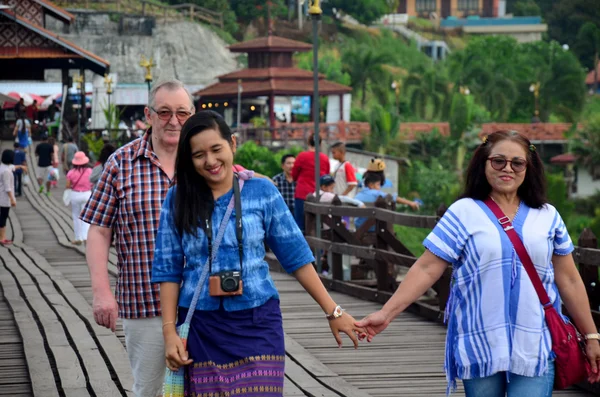 Lidé, cestování a portrét na Saphan Mon dřevěný most v ráno — Stock fotografie