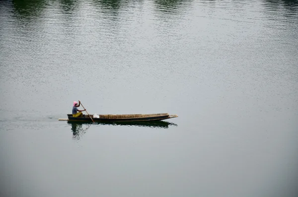 Samprasob 川で木製ボートを漕ぐ人 — ストック写真
