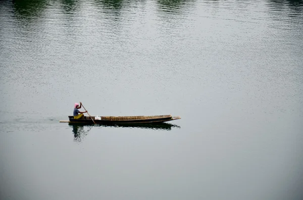 People rowing wood boat in Samprasob River — Stock Photo, Image