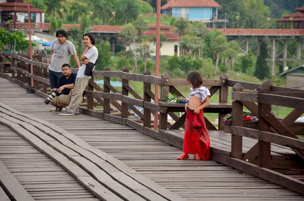 Birmese meisje permanent en spelen op Saphan Mon houten brug in ma — Stockfoto