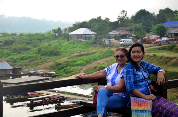 People travel and portrait on Saphan Mon wooden bridge in mornin — Stock Photo, Image