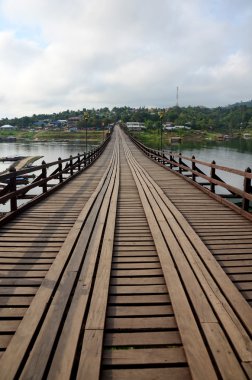 Sabah zamanında Saphan Pzt ahşap köprü