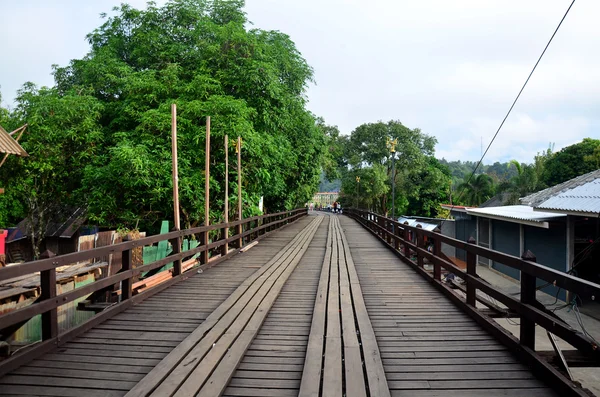 Saphan Mon ponte de madeira no tempo da manhã — Fotografia de Stock