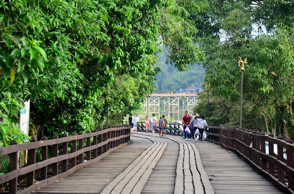 Podróży osób i chodzić na drewniany most Saphan Mon w rano ti — Zdjęcie stockowe