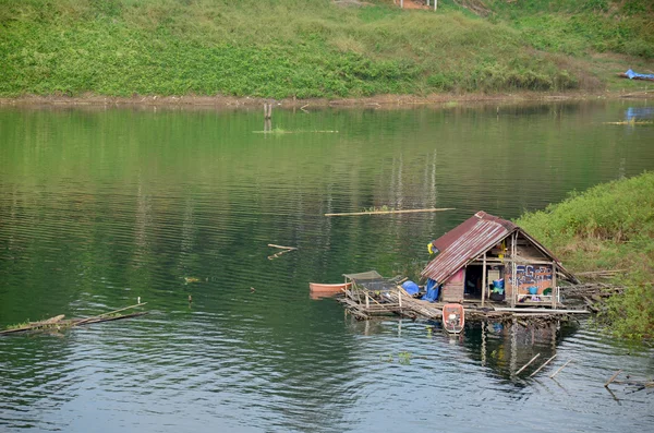 Old Raft House em Samprasob River em Sangkhlaburi — Fotografia de Stock