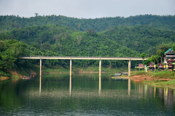 Sabah zamanında Saphan Pzt ahşap Köprüsü yakınlarında beton köprü — Stok fotoğraf