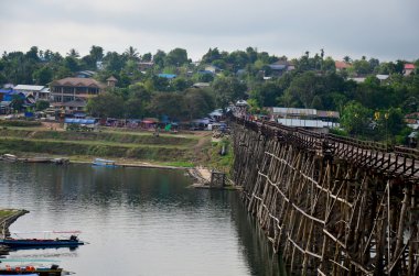 İnsanlar seyahat ve yürüyüş sabah ti Saphan Pzt ahşap köprü