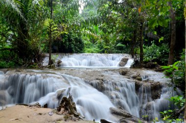 Akış ve hareket Kroeng Krawia şelale