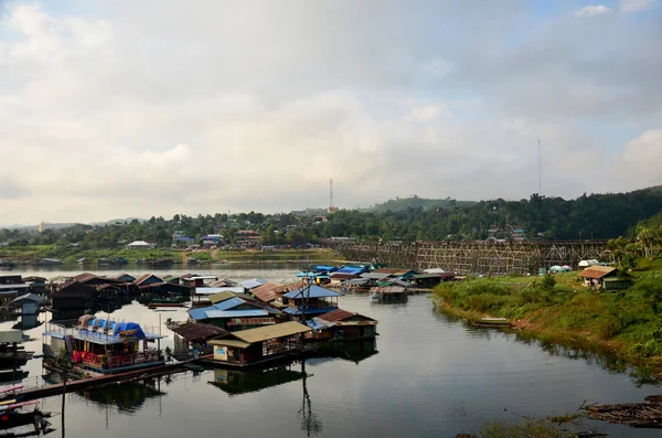 Raft Casa en alquiler para personas viaje Saphan Mon puente de madera — Foto de Stock