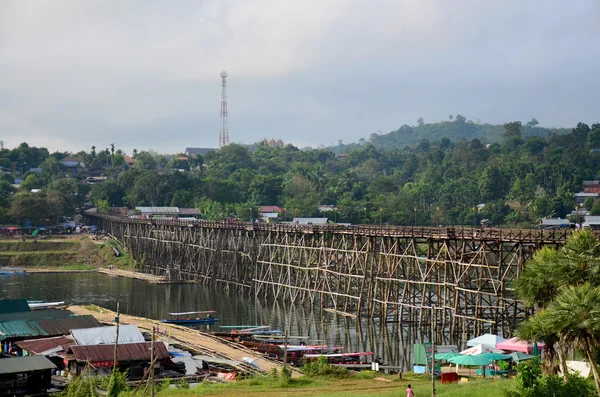 Vlot huis te huur voor mensen reizen Saphan Mon houten brug — Stockfoto