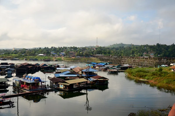 Raft House for rent for people travel Saphan Mon wooden bridge — Stock Photo, Image