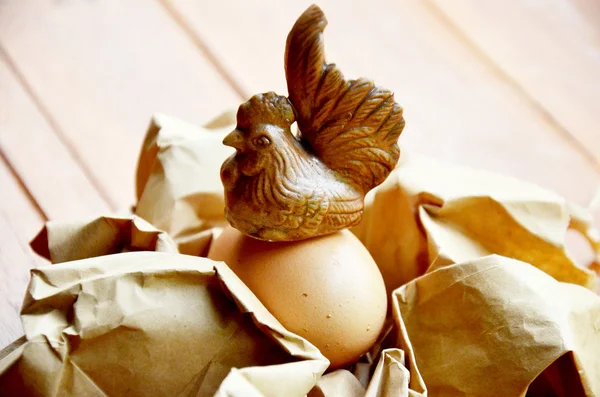 Куряча лялька на яйці — стокове фото