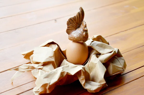 Куряча лялька на яйці — стокове фото