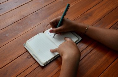 Taylandlı kadın yazma not defteri