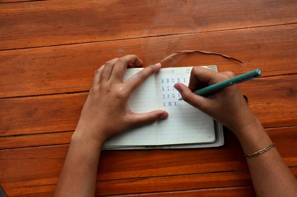 Taylandlı kadın yazma not defteri