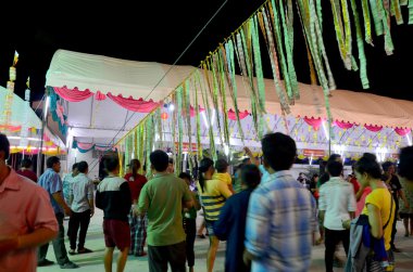 Kathin hak töreni ve Buda heykeli ile dua insanlar katılmak