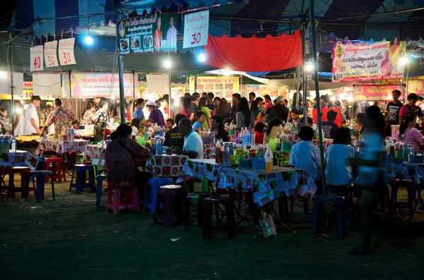 Le persone viaggiano e acquistano cibo e prodotti nella fiera mercato di annu — Foto Stock