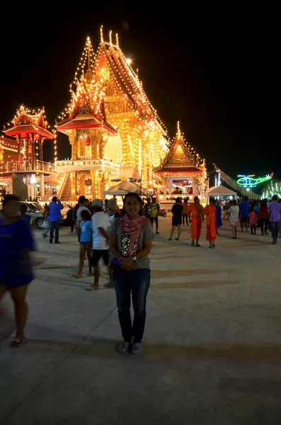 Les gens voyagent et regardent spectacle d'éclairage et de prier à Wat Lam Pho — Photo