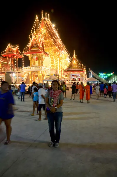 Les gens voyagent et regardent spectacle d'éclairage et de prier à Wat Lam Pho — Photo