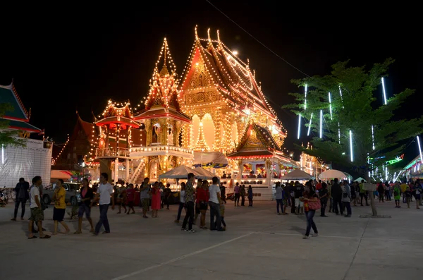 Les gens voyagent et regardent spectacle d'éclairage et de prier à Wat Lam Pho — Photo