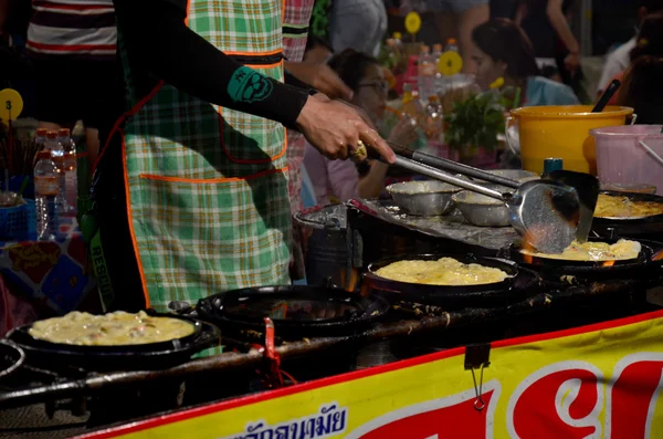 Gente tailandesa cocinando mejillón frito con huevo y harina crujiente u Oy —  Fotos de Stock