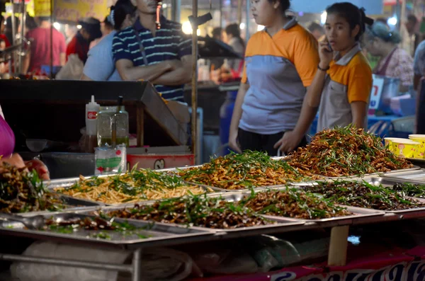Tailandés snack muchos tipos de insectos fritos en el mercado —  Fotos de Stock
