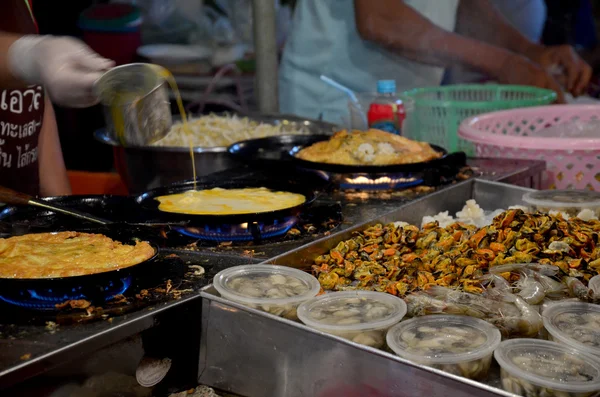 Gente tailandesa cocinando mejillón frito con huevo y harina crujiente u Oy —  Fotos de Stock