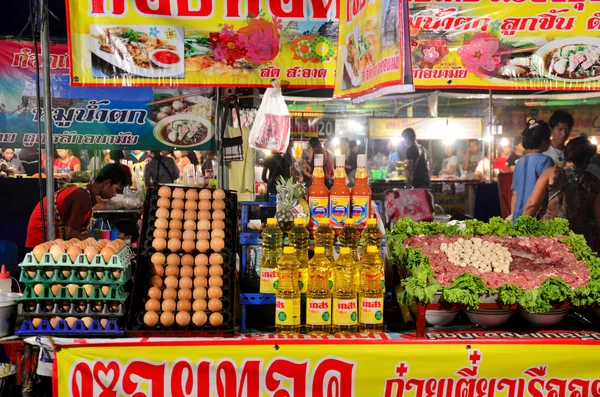 Materiale per cucinare Zuppa di tagliatelle stile tailandese e cozze fritte con e — Foto Stock