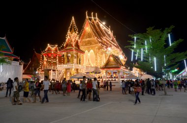 Kathin hak töreni ve Buda heykeli ile dua insanlar katılmak