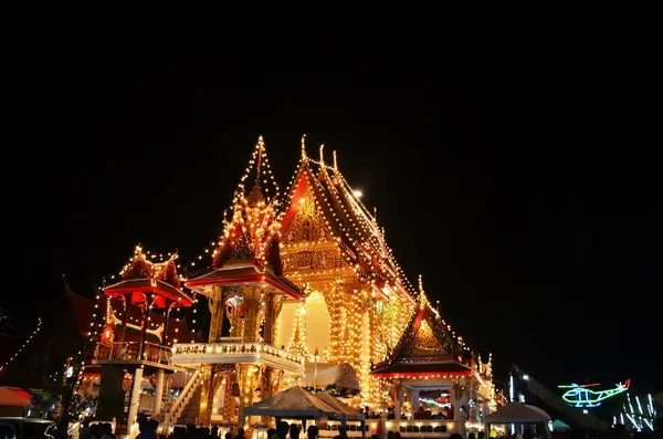 Les gens voyagent et regardent spectacle d'éclairage et de prier à Wat Lam Pho — Photo
