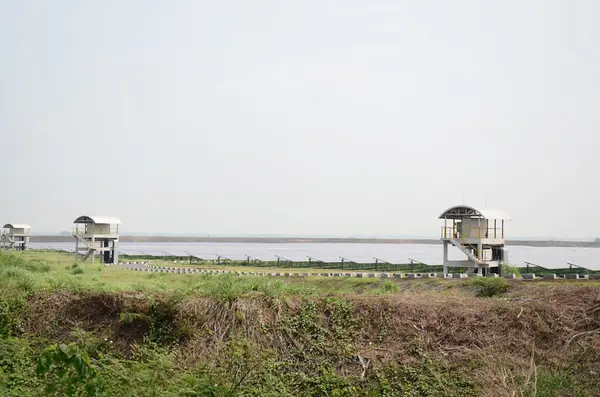 Batterie d'inverseur de cellule solaire dans la ferme solaire — Photo