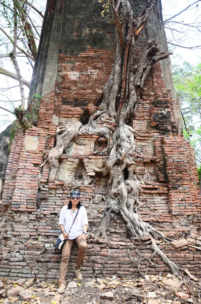 Thaise vrouw portriat met de ruïnes van oude gebouw — Stockfoto