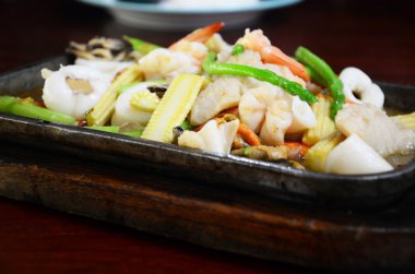 Deniz ürünleri ile kızarmış karışık sebze karıştırın