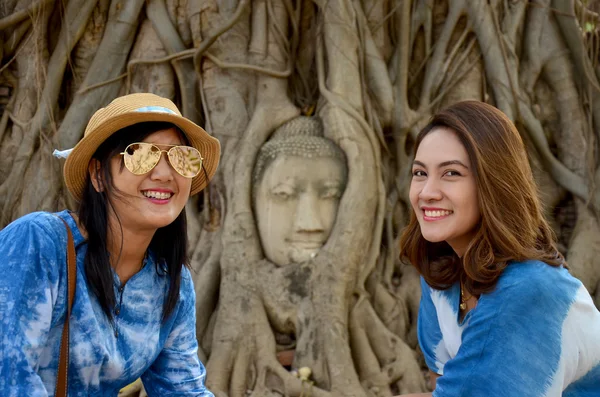 Cabeza de piedra de buddha en el árbol raíz de Wat Mahathat —  Fotos de Stock