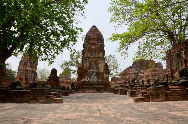 Estátua de buddha quebrada e edifício antigo — Fotografia de Stock