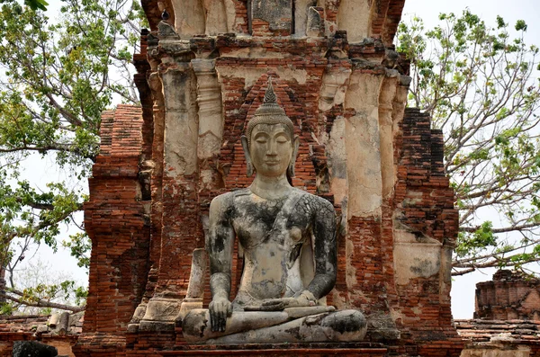 Statue en bouddha brisé et ancien bâtiment — Photo